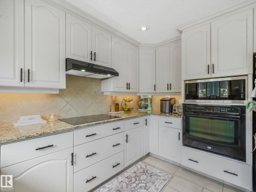 2824 37 Street Nw, Edmonton, AB - Indoor Photo Showing Kitchen
