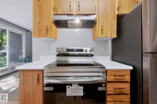 #101 10842 107 St Nw, Edmonton, AB - Indoor Photo Showing Kitchen