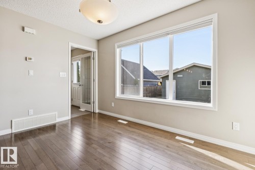 8311 Ellis Crescent Nw, Edmonton, AB - Indoor Photo Showing Other Room