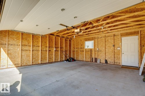 8311 Ellis Crescent Nw, Edmonton, AB - Indoor Photo Showing Garage
