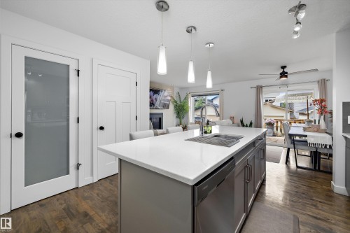 6716 Cardinal Road Sw, Edmonton, AB - Indoor Photo Showing Kitchen