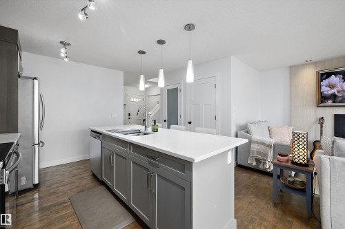 6716 Cardinal Road Sw, Edmonton, AB - Indoor Photo Showing Kitchen With Upgraded Kitchen