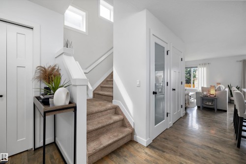6716 Cardinal Road Sw, Edmonton, AB - Indoor Photo Showing Other Room