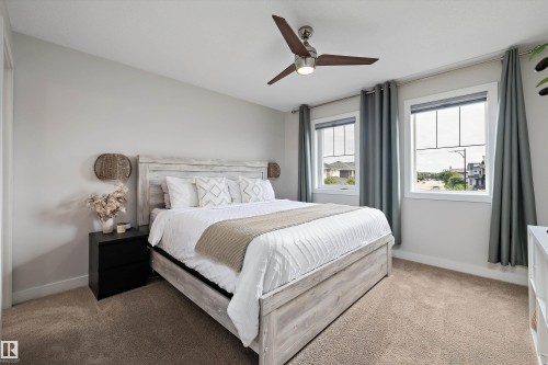 6716 Cardinal Road Sw, Edmonton, AB - Indoor Photo Showing Bedroom