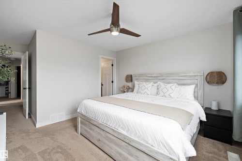 6716 Cardinal Road Sw, Edmonton, AB - Indoor Photo Showing Bedroom