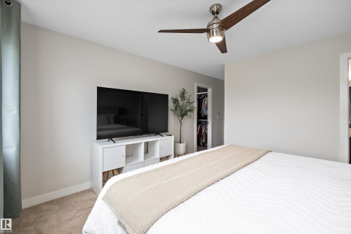 6716 Cardinal Road Sw, Edmonton, AB - Indoor Photo Showing Bedroom