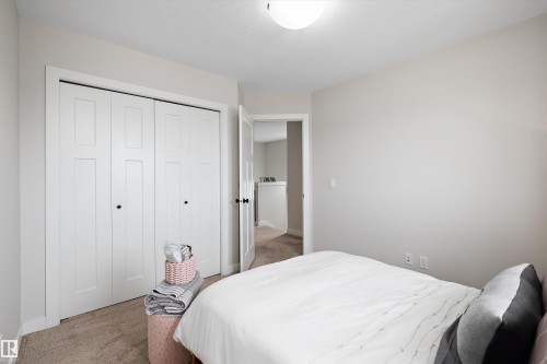 6716 Cardinal Road Sw, Edmonton, AB - Indoor Photo Showing Bedroom