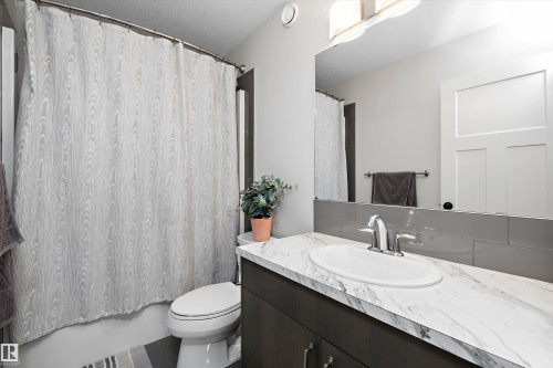 6716 Cardinal Road Sw, Edmonton, AB - Indoor Photo Showing Bathroom