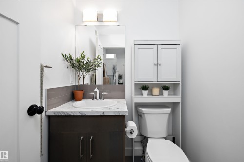 6716 Cardinal Road Sw, Edmonton, AB - Indoor Photo Showing Bathroom