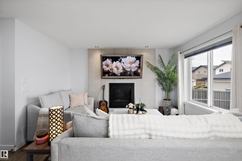 6716 Cardinal Road Sw, Edmonton, AB - Indoor Photo Showing Other Room