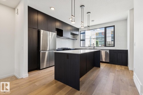10329 Wadhurst Road Nw, Edmonton, AB - Indoor Photo Showing Kitchen