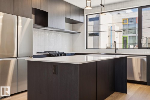 10329 Wadhurst Road Nw, Edmonton, AB - Indoor Photo Showing Kitchen