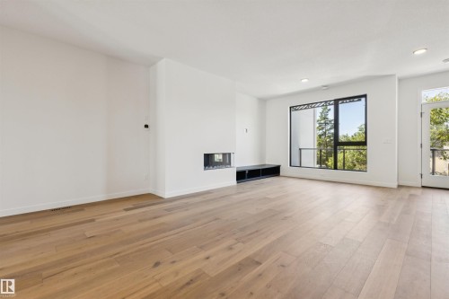 10329 Wadhurst Road Nw, Edmonton, AB - Indoor Photo Showing Living Room