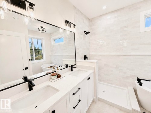 14512 86 Avenue Nw, Edmonton, AB - Indoor Photo Showing Bathroom