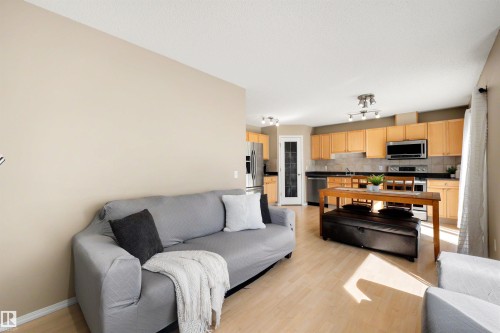 #3 450 Hyndman Cr Nw, Edmonton, AB - Indoor Photo Showing Living Room