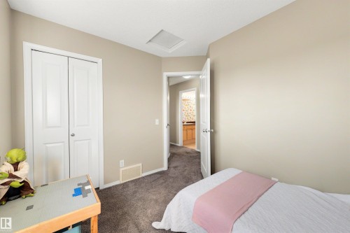#3 450 Hyndman Cr Nw, Edmonton, AB - Indoor Photo Showing Bedroom