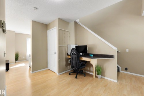 #3 450 Hyndman Cr Nw, Edmonton, AB - Indoor