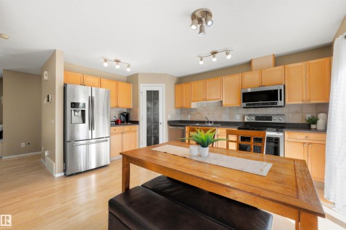 #3 450 Hyndman Cr Nw, Edmonton, AB - Indoor Photo Showing Kitchen