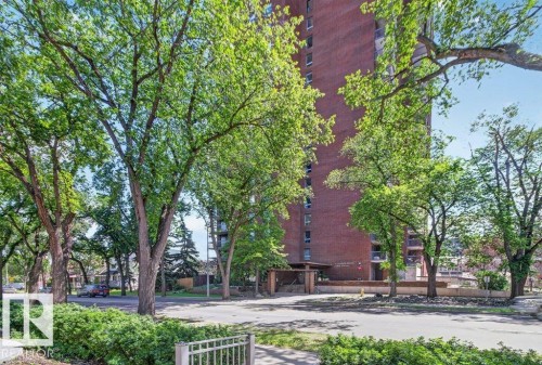 Beautiful tree lined street - #804 11027 87 Av Nw, Edmonton, AB - Outdoor