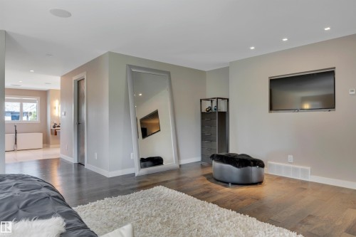 5047 Mcluhan Road Nw, Edmonton, AB - Indoor Photo Showing Living Room
