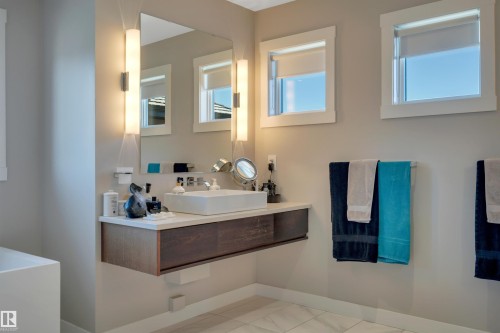 5047 Mcluhan Road Nw, Edmonton, AB - Indoor Photo Showing Bathroom