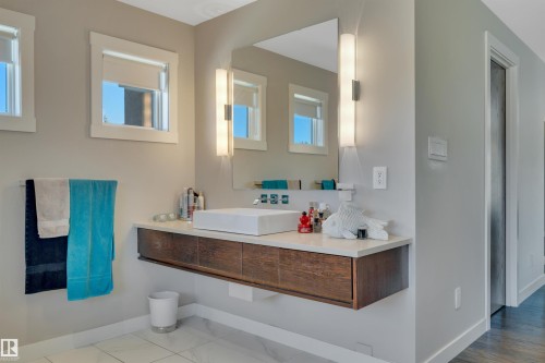 5047 Mcluhan Road Nw, Edmonton, AB - Indoor Photo Showing Bathroom