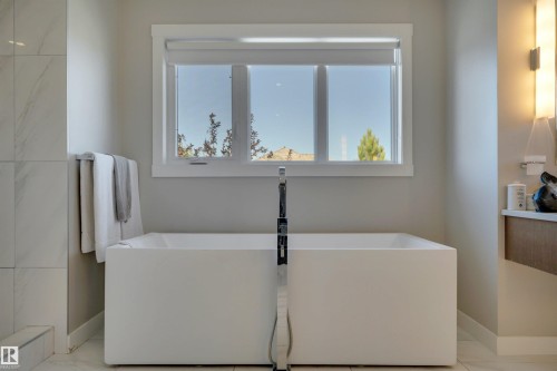 5047 Mcluhan Road Nw, Edmonton, AB - Indoor Photo Showing Bathroom
