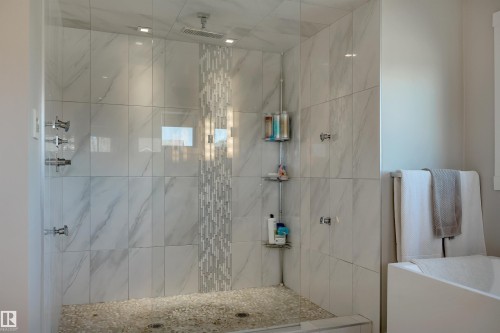 5047 Mcluhan Road Nw, Edmonton, AB - Indoor Photo Showing Bathroom