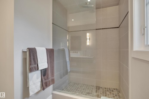 5047 Mcluhan Road Nw, Edmonton, AB - Indoor Photo Showing Bathroom