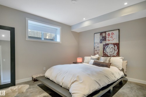 5047 Mcluhan Road Nw, Edmonton, AB - Indoor Photo Showing Bedroom