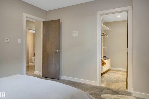 5047 Mcluhan Road Nw, Edmonton, AB - Indoor Photo Showing Bedroom
