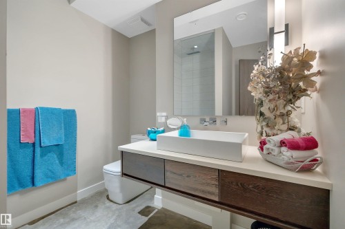 5047 Mcluhan Road Nw, Edmonton, AB - Indoor Photo Showing Bathroom