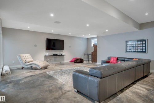5047 Mcluhan Road Nw, Edmonton, AB - Indoor Photo Showing Living Room