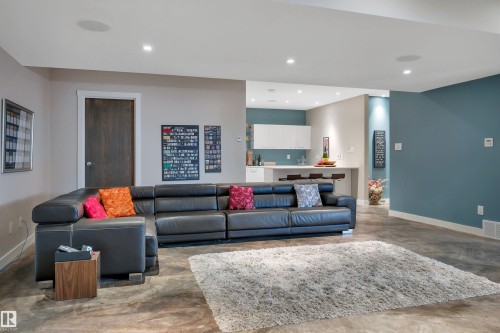 5047 Mcluhan Road Nw, Edmonton, AB - Indoor Photo Showing Living Room