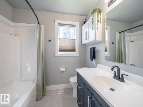 10511 68 Avenue Nw, Edmonton, AB - Indoor Photo Showing Bathroom