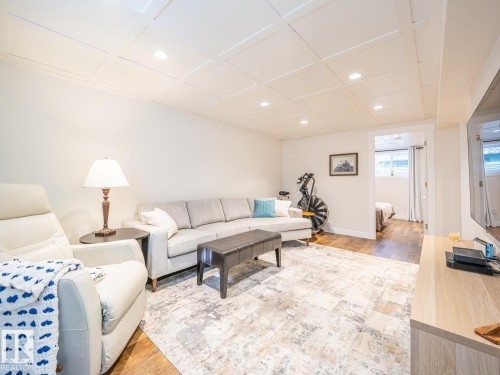 10511 68 Avenue Nw, Edmonton, AB - Indoor