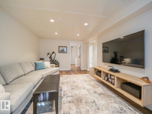 10511 68 Avenue Nw, Edmonton, AB - Indoor Photo Showing Living Room