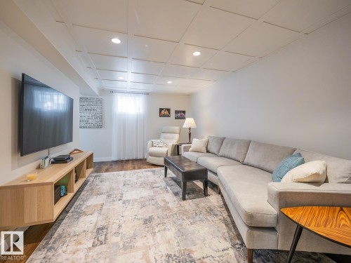 10511 68 Avenue Nw, Edmonton, AB - Indoor