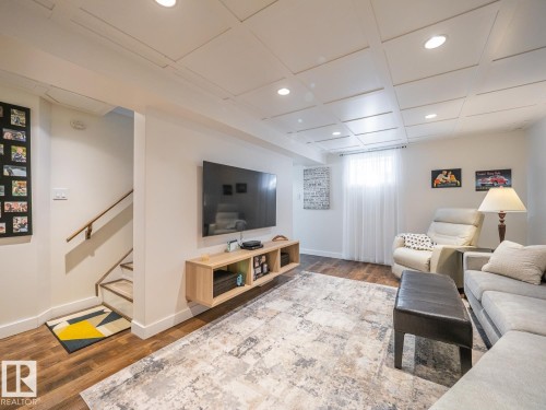 10511 68 Avenue Nw, Edmonton, AB - Indoor