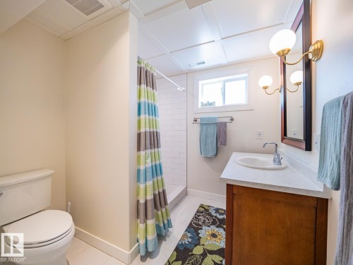 10511 68 Avenue Nw, Edmonton, AB - Indoor Photo Showing Bathroom