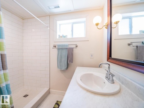 10511 68 Avenue Nw, Edmonton, AB - Indoor Photo Showing Bathroom