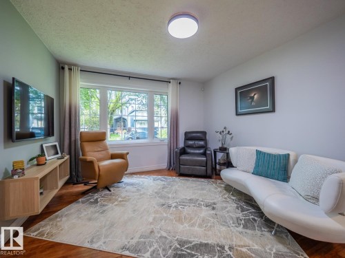 10511 68 Avenue Nw, Edmonton, AB - Indoor Photo Showing Living Room