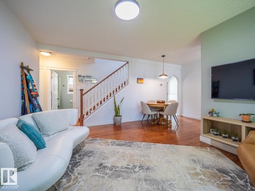 10511 68 Avenue Nw, Edmonton, AB - Indoor Photo Showing Living Room