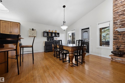 15552 49 Street Nw, Edmonton, AB - Indoor Photo Showing Living Room