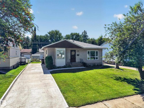 Exterior featuring a stucco finish, a covered entry, a bay window, and a concrete driveway - 5207 48 Avenue, Leduc, AB - Outdoor