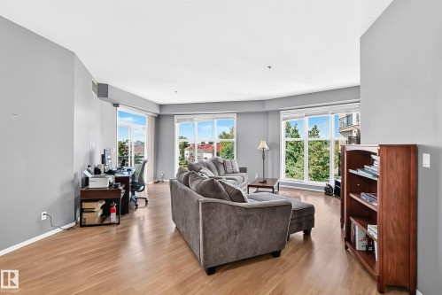 #349 4827 104A St Nw, Edmonton, AB - Indoor Photo Showing Living Room