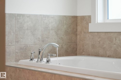 1548 36 Avenue Nw, Edmonton, AB - Indoor Photo Showing Bathroom