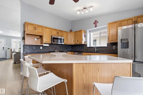 6224 162B Avenue Nw, Edmonton, AB - Indoor Photo Showing Kitchen