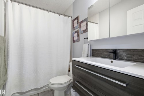 6224 162B Avenue Nw, Edmonton, AB - Indoor Photo Showing Bathroom