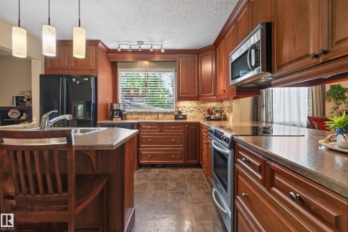 15 Linwood Crescent, St. Albert, AB - Indoor Photo Showing Kitchen With Upgraded Kitchen